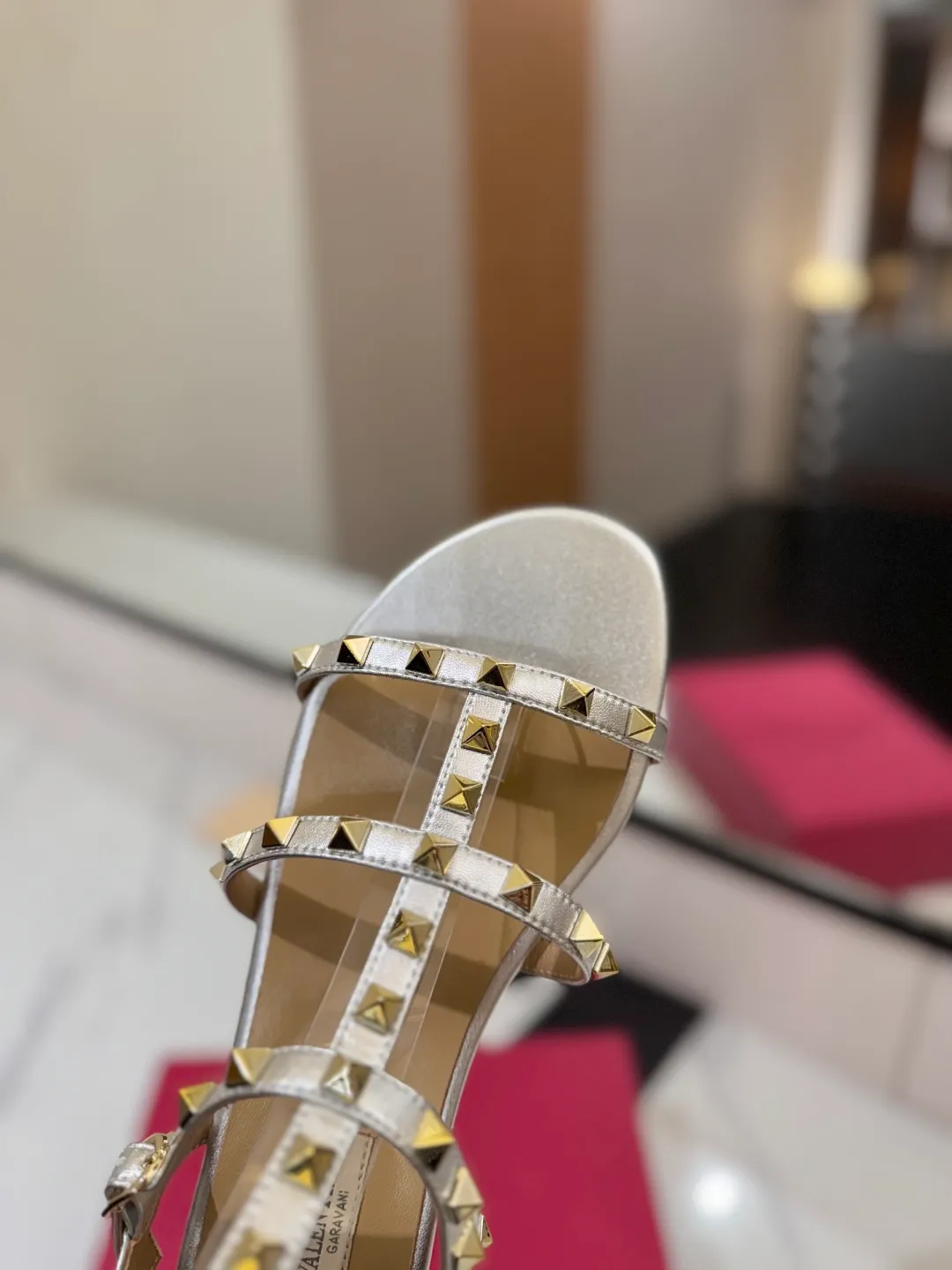 👟👟Ex-factory price 520👟👟 Valentino/Valentino rivet VT classic ankle-wrap rivet sandals, timeless 🆕 deeply rooted in people's hearts❤️A must-have item that never goes out of style🫰top replica! The side curves are perfect, the original molded custom-made rust-free rivets, and the textured hardware bring out a full sense of high-end, giving you a genuine foot feel! The first choice for high-end customers❤️ [Material] Upper: Original imported customized cowhide Inner lining: Original imported goatskin Outsole: Imported pearlescent leather outsole Code number: 35-39 [34, 40, 41, 42 are custom-made and cannot be returned or exchanged]